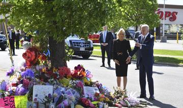 Fleurs blanches et signe de croix: les Biden se recueillent sur le site de la tuerie raciste de Buffalo