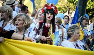 A Athènes, les réfugiés ukrainiens manifestent en chemises brodées, symbole de l'identité ukrainienne 