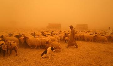 En images: Scènes apocalyptiques alors qu'une tempête de poussière balaie le Moyen-Orient