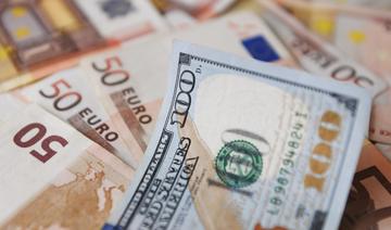 Le dollar grimpe mais hésite autour de la parité avec l'euro