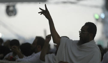 Des pèlerins du Hajj jettent des pierres sur le pont de Jamarat le premier jour du Tashreeq