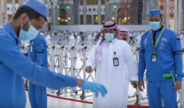 Sept-cents contrôleurs supervisent la stérilisation et d'autres services à la Grande Mosquée