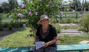  Anastasiya Rudenko, veuve d'un défunt liquidateur de Tchernobyl, montre ses documents dans son jardin à Vyschetarasivka, le 13 août 2022. 
