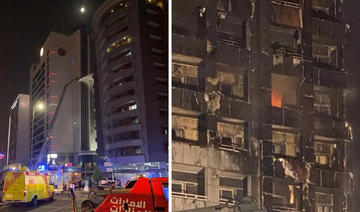 Des familles fuient alors qu'un incendie se déclare dans un immeuble à Dubaï