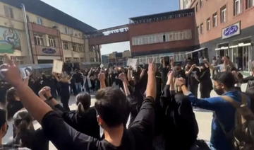 Des étudiantes scandent «les mollahs doivent déguerpir!» lors de nouvelles manifestations