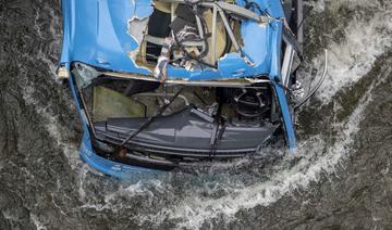 Cinq morts après la chute spectaculaire d'un car dans une rivière en Espagne