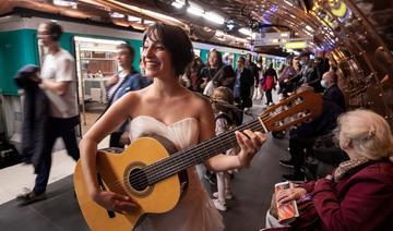 Eli, chanteuse en robe de mariée dans le métro parisien