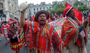 Pérou: la présidente met la pression sur le Parlement, les manifestations continuent