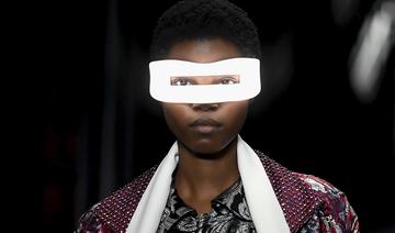 A Paris, la femme Vuitton éblouit avec des lunettes de lumière