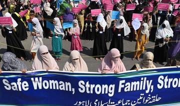 Pakistan: des femmes manifestent pour leurs droits, malgré les efforts pour les en empêcher