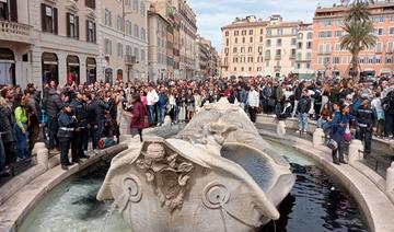 Climat: des militants noircissent l'eau d'une fontaine historique à Rome