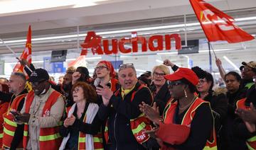 La CGT occupe un hypermarché à La Défense pour demander le retrait de la loi sur les retraites 