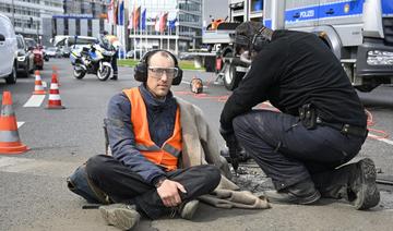 Des militants pour le climat bloquent la circulation à Berlin