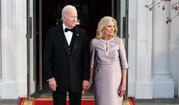 La première dame des États-Unis, Jill Biden, porte une robe Reem Acra pour un dîner officiel