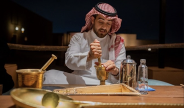 En Arabie saoudite, les visiteurs d’un site historique apprennent les secrets de la préparation du café