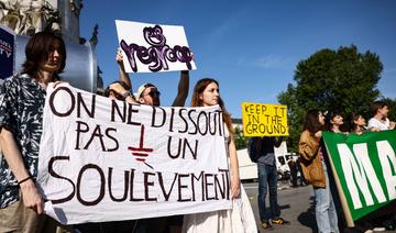 Pour passer à «une finance verte», des militants écologistes manifestent à Paris