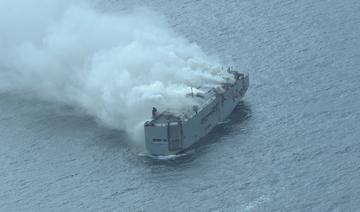 Les secours parvenus à monter sur le cargo en feu au large des Pays-Bas