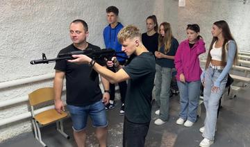 Drones et kalachnikovs: En Ukraine, des adolescents s'entraînent à la guerre