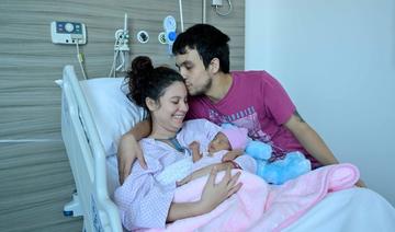 Un bébé atteint de spina bifida opéré de la colonne vertébrale dans le ventre de sa mère à Abu Dhabi