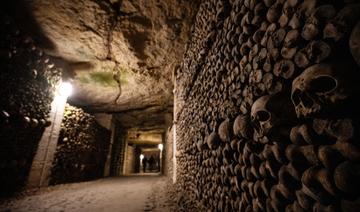 Dans les Catacombes de Paris, des murs d'ossements remontés méthodiquement