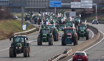 Attal promet d'être au «rendez-vous» pour les agriculteurs, les manifestants se rapprochent de Paris