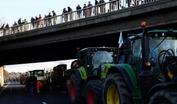 Une centaine d'agriculteurs interpellés en France, l'UE lâche du lest 
