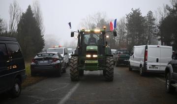 Attal visite une ferme, des agriculteurs promettent un «siège» de Paris
