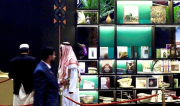 L’oud et la musique attirent les visiteurs au pavillon saoudien lors de la foire du livre de Delhi