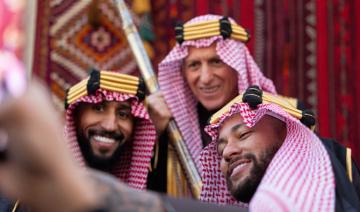 Neymar revêt les vêtements traditionnels saoudiens pour célébrer le Jour de la Fondation