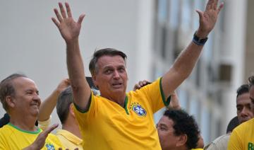 Brésil: devant des milliers de partisans, Bolsonaro dénonce son inéligibilité