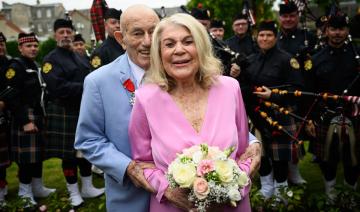 Normandie: un vétéran américain centenaire et sa fiancée se sont dit «oui»