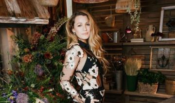 Blake Lively vêtue d'un ensemble fleuri signé Elie Saab pour sa tournée de presse