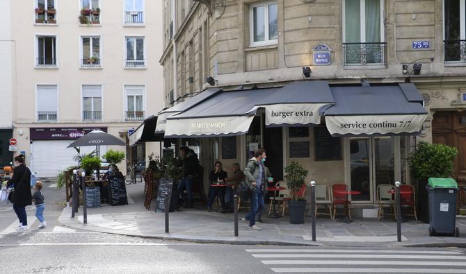 À Paris, le plaisir retrouvé du café en terrasse, après six mois de