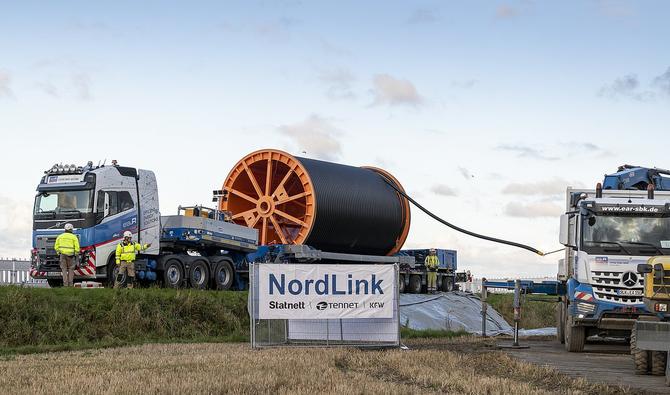 Quelques étapes de l'installation du câble de 623 kilomètres, dont 516 sous la mer, du projet Nordlink. (Photo, TenneT)