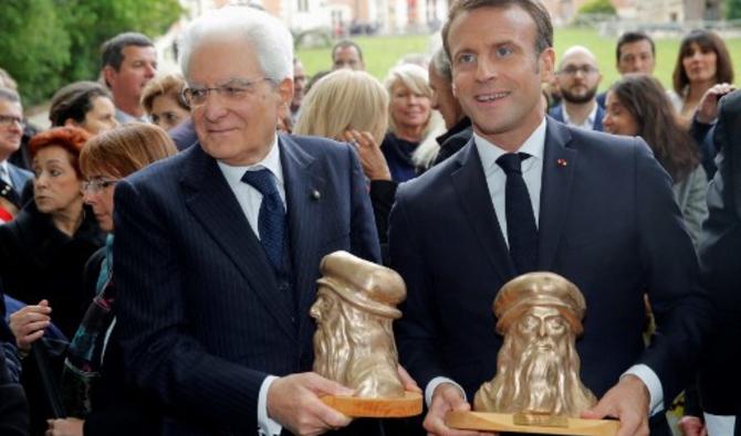 Le président italien Sergio Mattarella (g) et le président français Emmanuel Macron tiennent des bustes du peintre et scientifique italien de la Renaissance Léonard de Vinci lors d'une visite au château du Clos Lucé, dans le cadre d'une commémoration du 500e anniversaire de sa mort, à Amboise, dans le centre France le 2 mai 2019. (Philippe Wojazer / AFP)