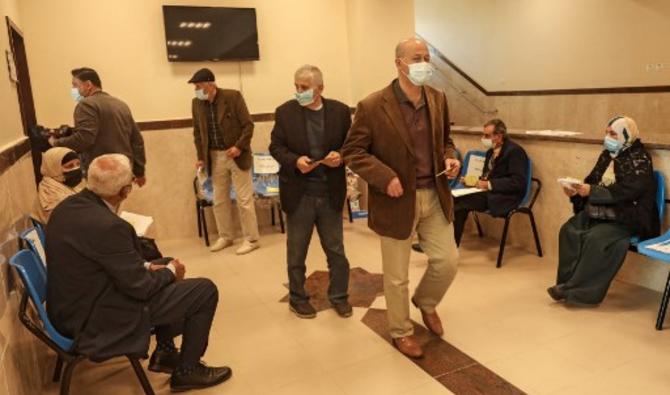 Des Palestiniens attendent de recevoir une dose du vaccin russe Spoutnik V COVID-19 à la clinique Sheikh Redwan de l'Office de secours et de travaux des Nations Unies pour les réfugiés de Palestine (UNRWA) dans la ville de Gaza le 16 mars 2021.(Mohammed Abed/AFP)