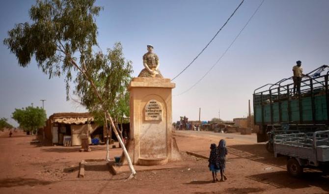 Un monument érigé en l'honneur du premier soldat français tué et des soldats maliens tués lors de la bataille de Konna, le 20 mars 2021 (Photo, AFP)