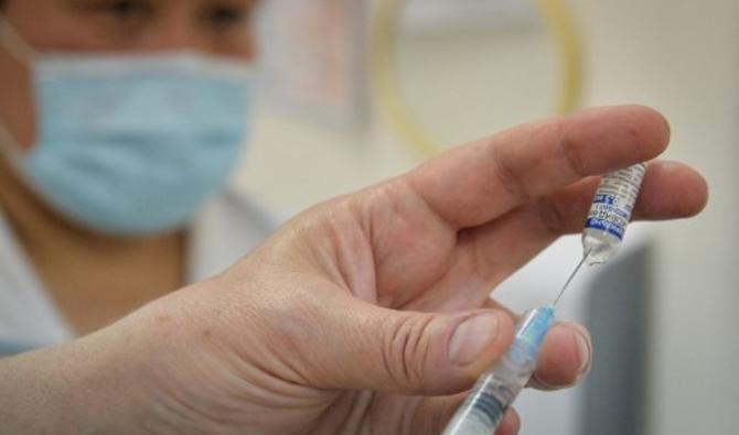 Un membre du personnel médical prépare une dose du vaccin russe Spoutnik V,  le 27 avril 2021 (Photo, AFP)