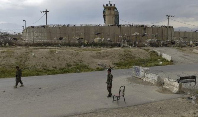 Des soldats de l'Armée nationale afghane (ANA) montent la garde à un poste de contrôle à l'extérieur d'une base militaire américaine à Bagram, à environ 50 km au nord de Kaboul, le 29 avril 2021 (Photo, AFP)