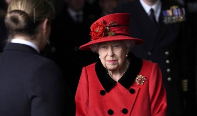 La reine Elizabeth II s'entretient avec des militaires lors de sa visite sur le porte-avions HMS Queen Elizabeth à Portsmouth, dans le sud de l'Angleterre, le 22 mai 2021 (Photo, AFP)