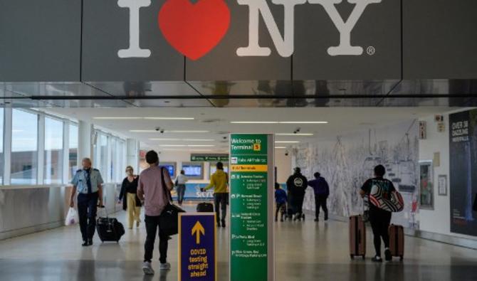 Voyageurs à l'aéroport John F. Kennedy (JFK) avant le week-end du Memorial Day le 28 mai 2021 à New York. (Angela Weiss / AFP)