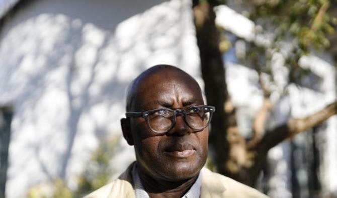 Le philosophe, théoricien politique et intellectuel camerounais, Achille Mbembe, pose pour un portrait dans sa maison de Johannesburg le 26 mai 2021.Il a été choisi par le président français Emmanuel Macron pour préparer les débats du sommet Afrique-France en octobre 2021.(Guillem Sartorio / AFP)