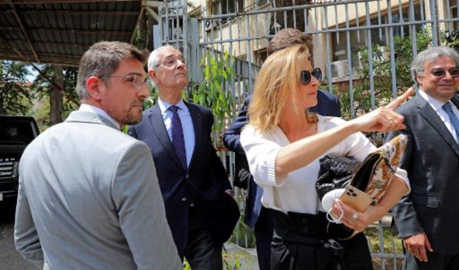 Jean-Yves Le Borgne (2e à gauche) et Jean Tamalet (à gauche), membres de l'équipe de défense de Carlos Ghosn, quittent le palais de justice de Beyrouth, la capitale libanaise, le 4 juin 2021. (Anwar Amro / AFP)