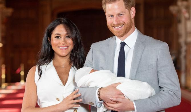 Le prince Harry et son épouse Meghan Markle avec leur nouveau-né, Archie Harrison Mountbatten-Windsor, à St George's Hall au château de Windsor, à l'ouest de Londres, le 8 mai 2019 (Photo, AFP)