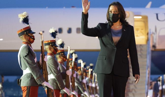 Kamala Harris salue à son arrivée à l'Aeropuerto Internacional La Aurora de Guatemala City le 6 juin 2021.