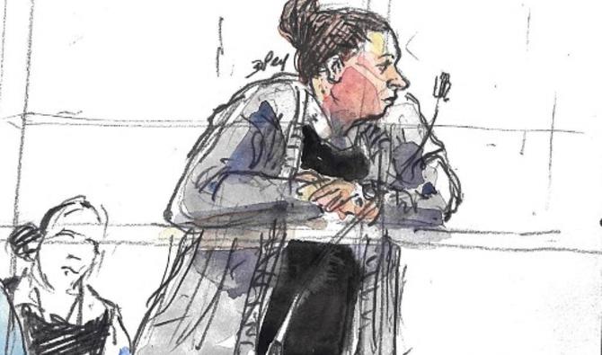 Un croquis d'audience réalisé le 11 avril 2019, montre la djihadiste Inès Madani, comparaissant devant le tribunal correctionnel de Paris lors de son procès avec deux autres prévenus pour « association de malfaiteurs en vue de préparer des actes de terrorisme » (Photo, AFP) 