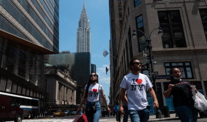 Des gens passent devant le Chrysler Building, le 7 juin 2021 à New York (Photo, AFP)