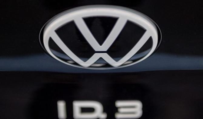 Un logo VW sur la chaîne de montage de la voiture électrique Volkswagen (VW) ID 3, sur le site de production « Glassy Manufactory » (Glaeserne Manufaktur) à Dresde, dans l'est de l'Allemagne, le 8 juin 2021 (Photo, AFP)