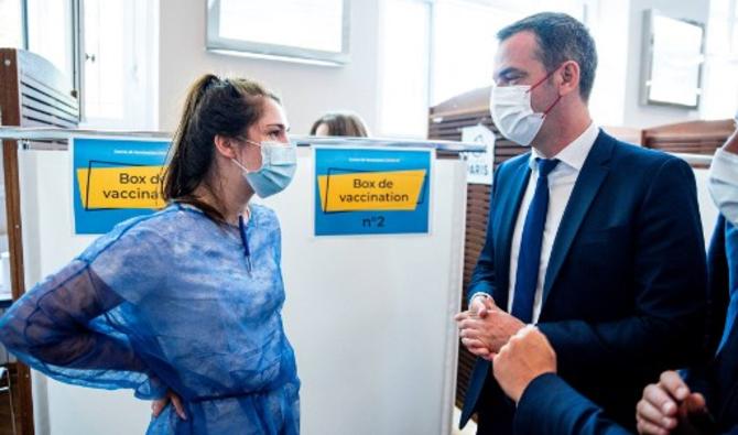 Le ministre français de la Santé Olivier Veran s'entretient avec une infirmière alors qu'il visite un centre de vaccination Covid-19 à Paris, le 15 juin 2021 (Photo, AFP)