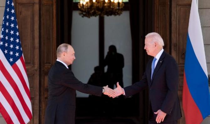 Le président russe Vladimir Poutine serre la main du président américain Joe Biden avant le sommet américano-russe à la Villa La Grange, à Genève, le 16 juin 2021 (Photo, AFP)